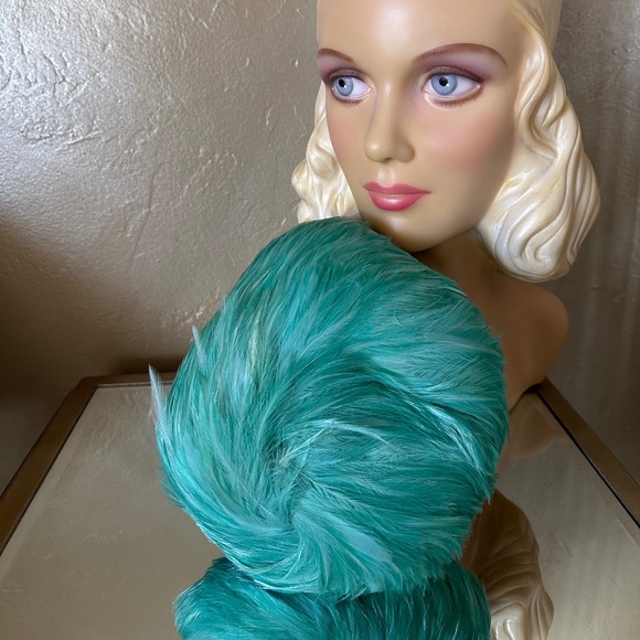 DAZZLING 1940s\' AQUA FEATHER TILT HAT WITH \